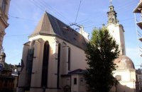 В центре Львова неизвестный прострелил ногу играющей на скрипке девушке