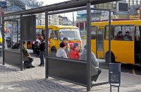 "Київпастранс" каже, що скляні зупинки замовили не для перечікування тривог