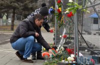 Киевляне несут цветы к посольству РФ в память о Немцове 