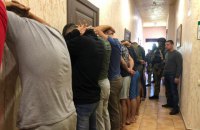 В одесском отеле полиция задержала 25 вооруженных мужчин