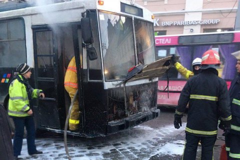 В центре Черновцов загорелся троллейбус с пассажирами