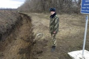 На границе с Россией вырыли 70 км траншей и установили противотанковые ежи