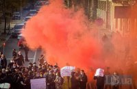 Под Радой митингующие зажигали дымовые шашки и пытались перекрыть движение