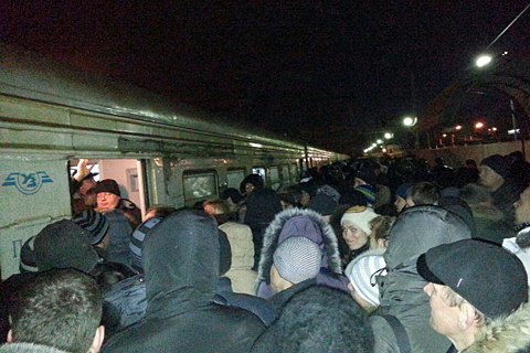 Жители Барышевки перекрыли железную дорогу после того, как не всем хватило места в электричке