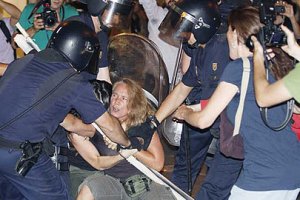 Испанцы продолжают бунтовать против визита папы Римского