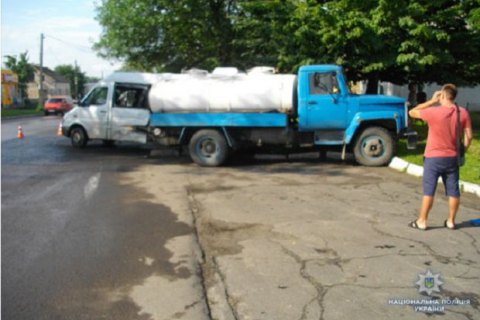 Четыре человека пострадали при столкновении микроавтобуса с молоковозом во Львовской области