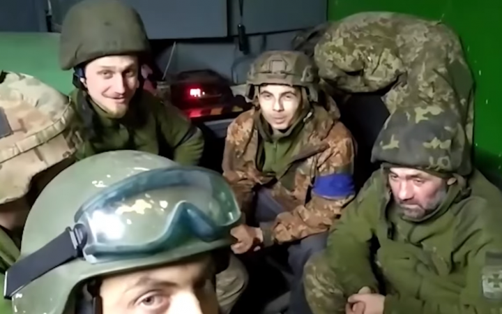 Пограничники показали, в каких условиях находятся защитники "Азовстали" в Мариуполе.