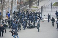 Аваков обещает наказать бойца, который ударил задержанного на Банковой