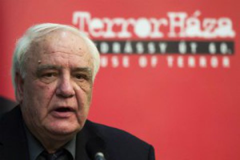 Суд снял обвинения в хранении детской порнографии с писателя Буковского