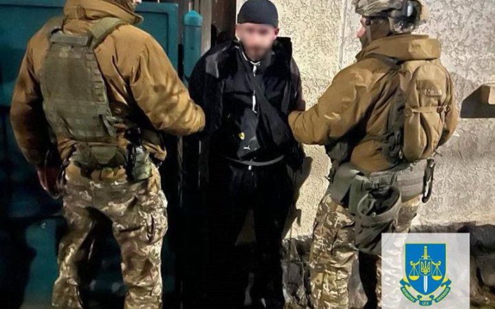 В Ужгороді затримали чоловіка, який кинув гранату на подвір'я депутата облради 