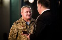 Порошенко наградил 2 нацгвардейцев орденами Богдана Хмельницкого