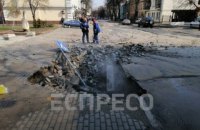У Києві на Подолі через прорив теплотраси провалилася частина тротуару і дороги
