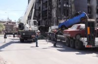 Росіяни вивозять з Маріуполя вцілілий ​транспорт, дитячі майданчики та медичну техніку
