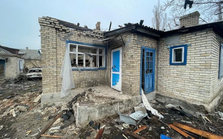 ​Унаслідок обстрілів Донеччини пошкоджена будівля колонії, школа і підприємство