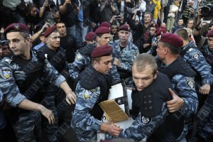 "Беркут" силой отобрал у людей футболки с принтом "Спасибо жителям Донбасса" (добавлены фото)