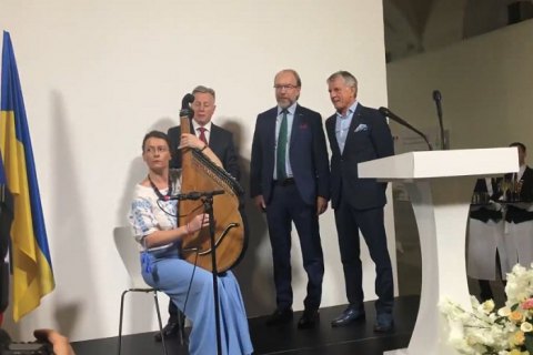 Посол Франции Дюмон сыграла на бандуре "Реве та стогне Дніпр широкий"