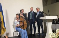 Посол Франции Дюмон сыграла на бандуре "Реве та стогне Дніпр широкий"