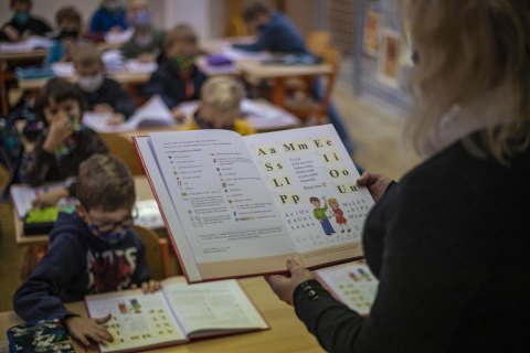 Зарплаты у педагогов с сегодняшнего дня вырастут на 20%