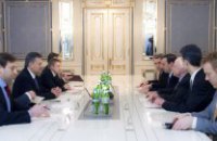 Янукович пообещал американским сенаторам не разгонять Майдан 