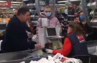 Жителя Полтави, який жбурнув монети в касира супермаркету, оштрафували на 8500 гривень