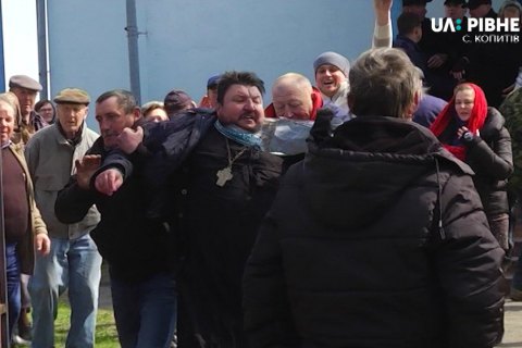 В Ровенской области из перешедшей в ПЦУ церкви вытолкали священника УПЦ МП