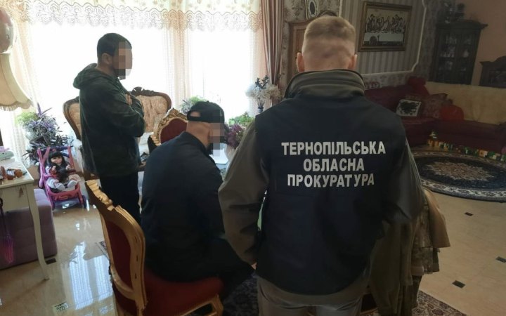 Посадовця міськради в Тернопільській області підозрюють у реєстрації земель оборонного підприємства на приватні структури