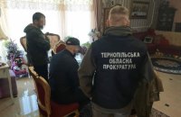 Посадовця міськради в Тернопільській області підозрюють у реєстрації земель оборонного підприємства на приватні структури