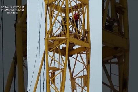 В Хмельницком чрезвычайники помогли спуститься вниз крановщице, которой стало плохо