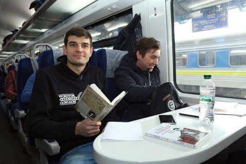 "Укрзализныця" начала продавать книги в поездах