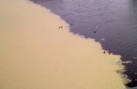 В Киевводоканале говорят, что желтые пятна на Днепре - обычная шуга
