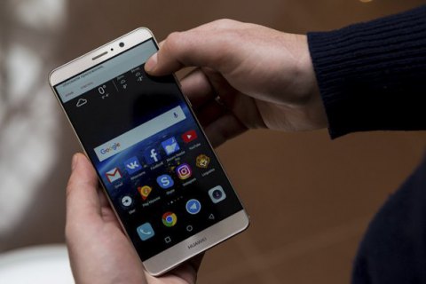 Разведка США рекомендовала американцам отказаться от телефонов ZTE и Huawei из-за риска шпионажа