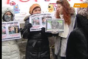 Кабмин пикетируют люди с собаками
