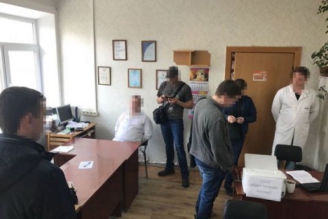 Сотрудник Департамента здравоохранения КГГА и врач-ортопед попались на взятке