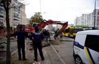 Скандальную заправку на ул. Ревуцкого в Киеве продолжили строить