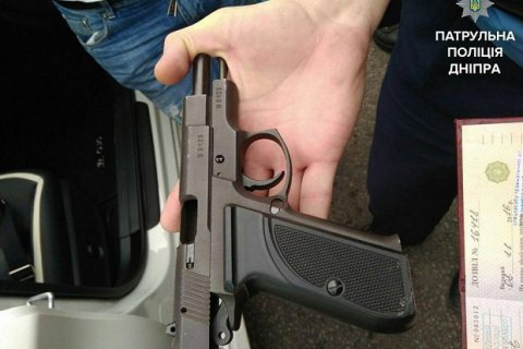 В Днепре водитель выстрелил в наркомана, который залез на крышу его авто