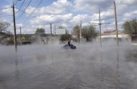 У Харкові через прорив труби в окропі ледь не потонула "Mazda" з водієм і пасажиром