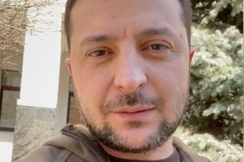Зеленский ответил на вражеские фейки о "складывании оружия": "Могу предлагать это только военным Российской Федерации"