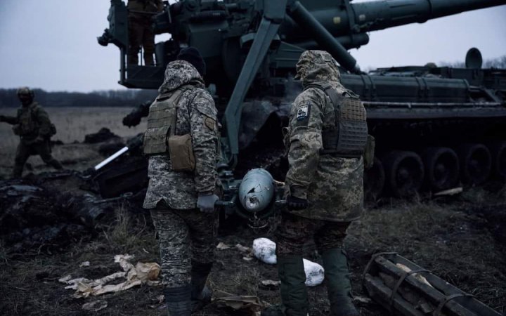 Українські бійці вдарили по 10 районах зосередження росіян, знищили склад боєприпасів, - Генштаб