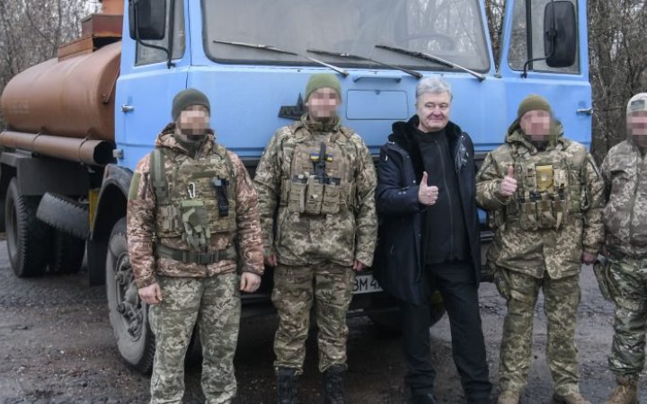 Порошенко привіз спецпризначенцям, які воюють під Бахмутом, бензовоз, каремати і спальники