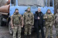 Порошенко привіз спецпризначенцям, які воюють під Бахмутом, бензовоз, каремати і спальники
