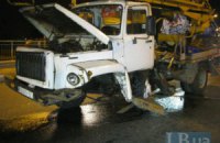 ДТП в Києві: п'яний водій на великій швидкості в'їхав в автовишку