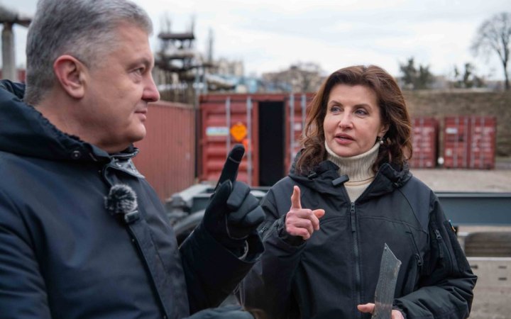 Порошенко показав, як з контейнерів для боєприпасів роблять мобільні лазні для фронту