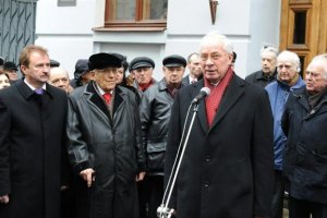 Азаров почтил память героев Крут