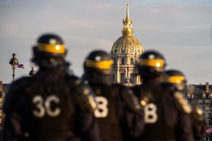 В Париже задержали автомобиль со взрывчаткой 