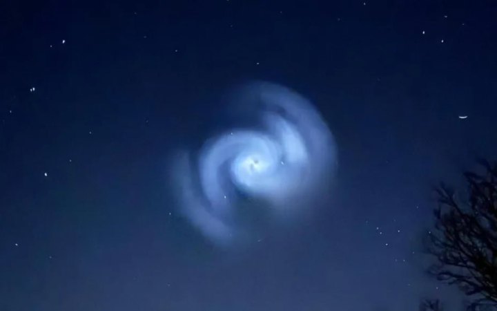 Сяюча спіраль у небі над Європою виявилася залишками палива ракети SpaceX