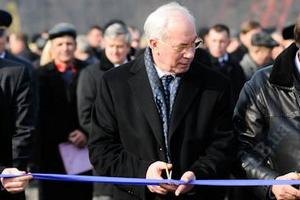 Азаров планирует построить в этом году 1 тыс. км дорог
