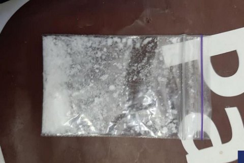 Киевские патрульные задержали женщину, принимавшую наркотики за столиком в ТРЦ