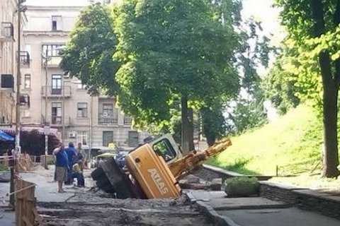 У Золотых ворот в Киеве провалился под землю экскаватор