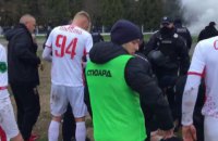 В матче Первой лиги полиция дубинками прекратила хулиганство фанатов