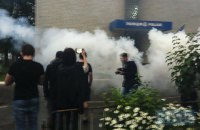 На акции в Переяслав-Хмельницком отделение полиции забросали петардами 
